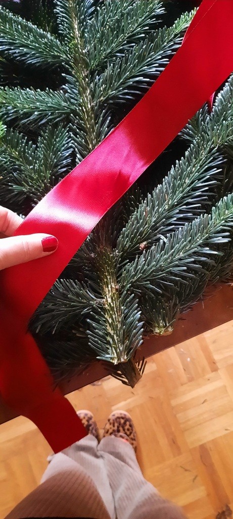 Tannengrün und rote Schleifen - Tischdeko für die Firmen-WEihnachtsfeier