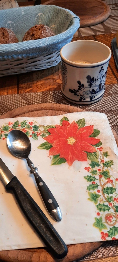 Frühstückstisch beim Freitagsfrühstück mit Paps