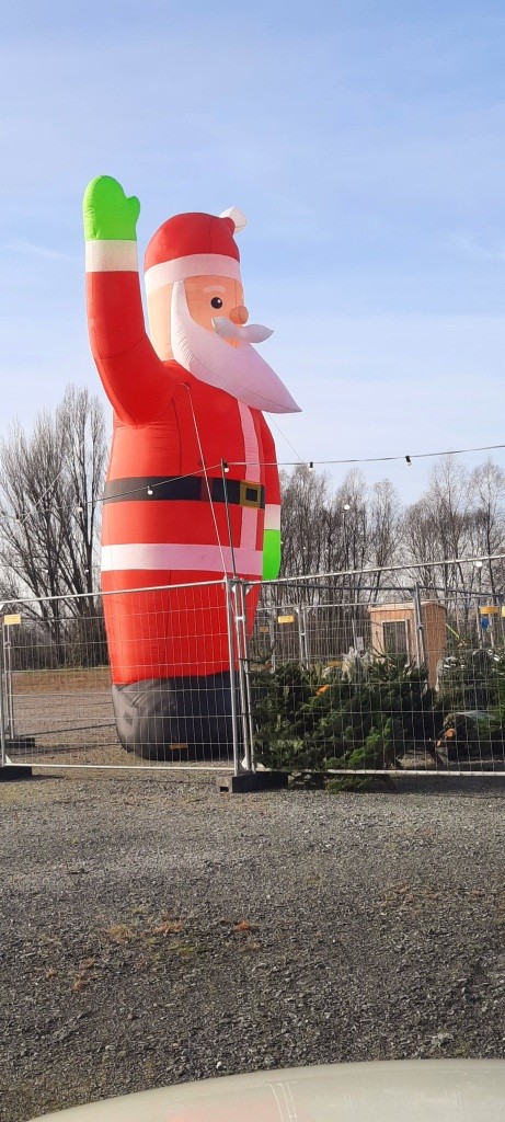 Weihnachtsbaumverkauf mit Riesen-Weihnachtsmann-Deko