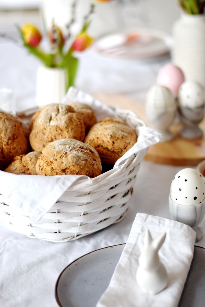 Osterfrühstück mit knusprigen Brötchen