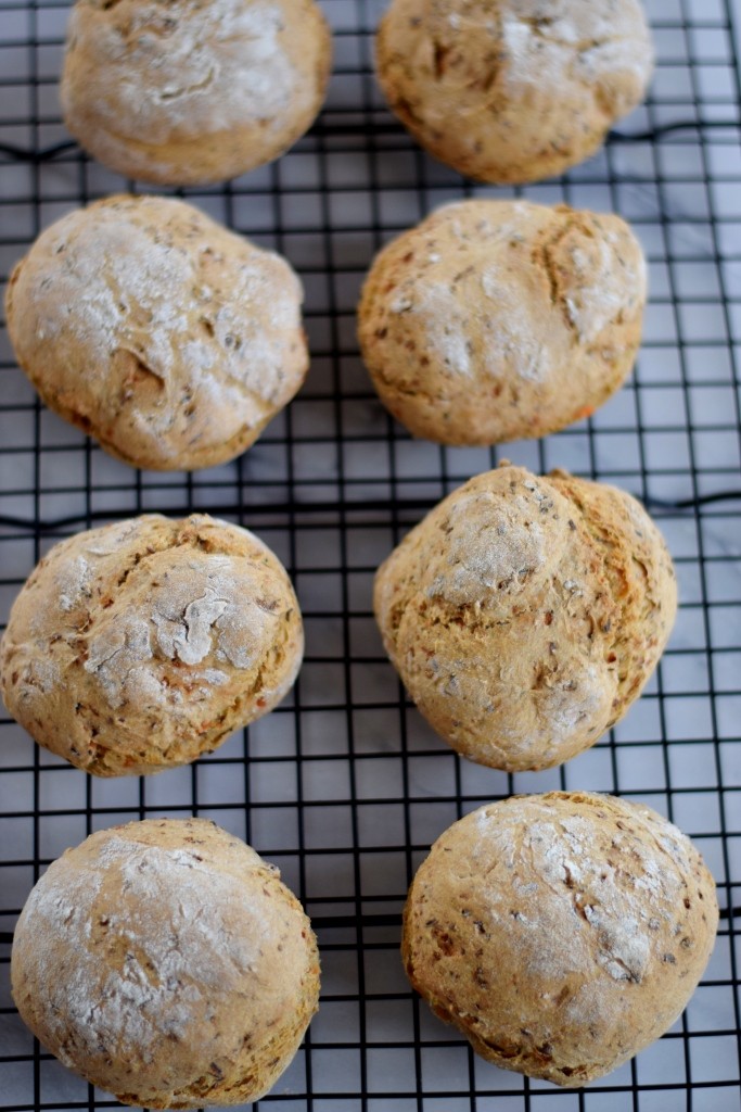 Frisch aus dem Ofen - Dinkelbrötchen mit Leinsamen und Karotte (Übernachtgare)