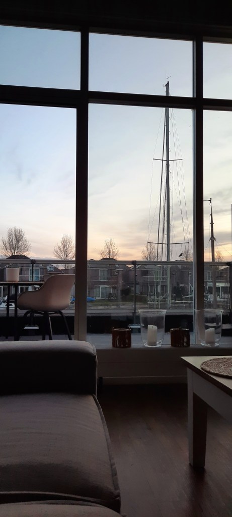 12von12 April 2026 / Ferienhaus Holland Blick aufs Wasser aus dem Wohnzimmer