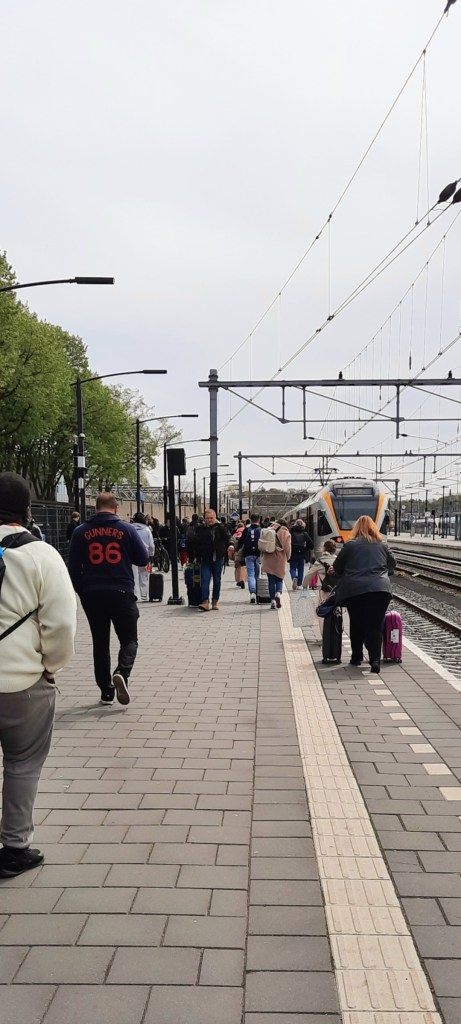 12von12 April 2026 / am Bahnhof irgendwo im Nirgendwo