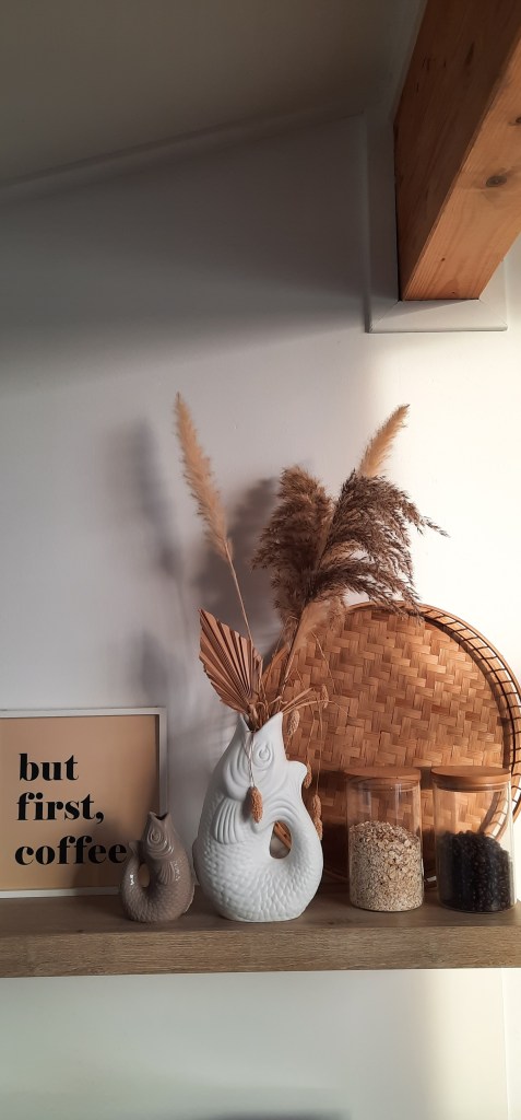 12von12 April 2026 / Küchenregal mit Fischvasen und "But first Coffee" Schild
