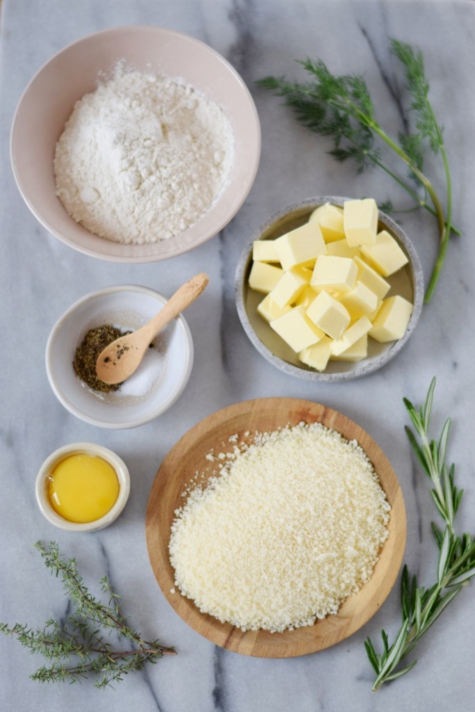 Wenige Zutaten für die Kräuter-Parmesan-Kekse