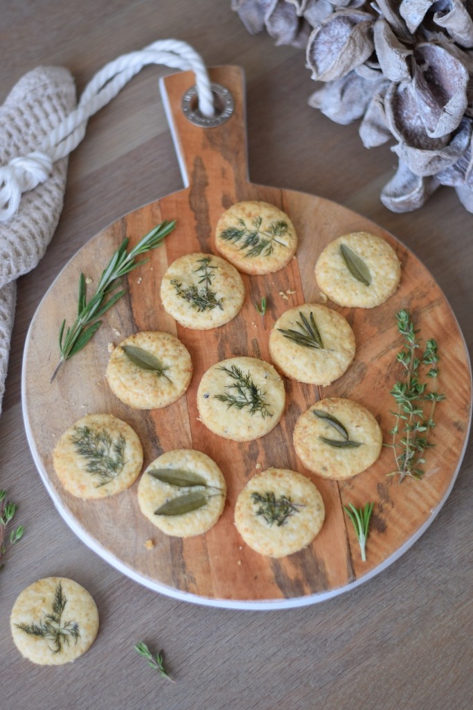 Herzhafte knusprige Kekse mit Parmesan und Kräutern