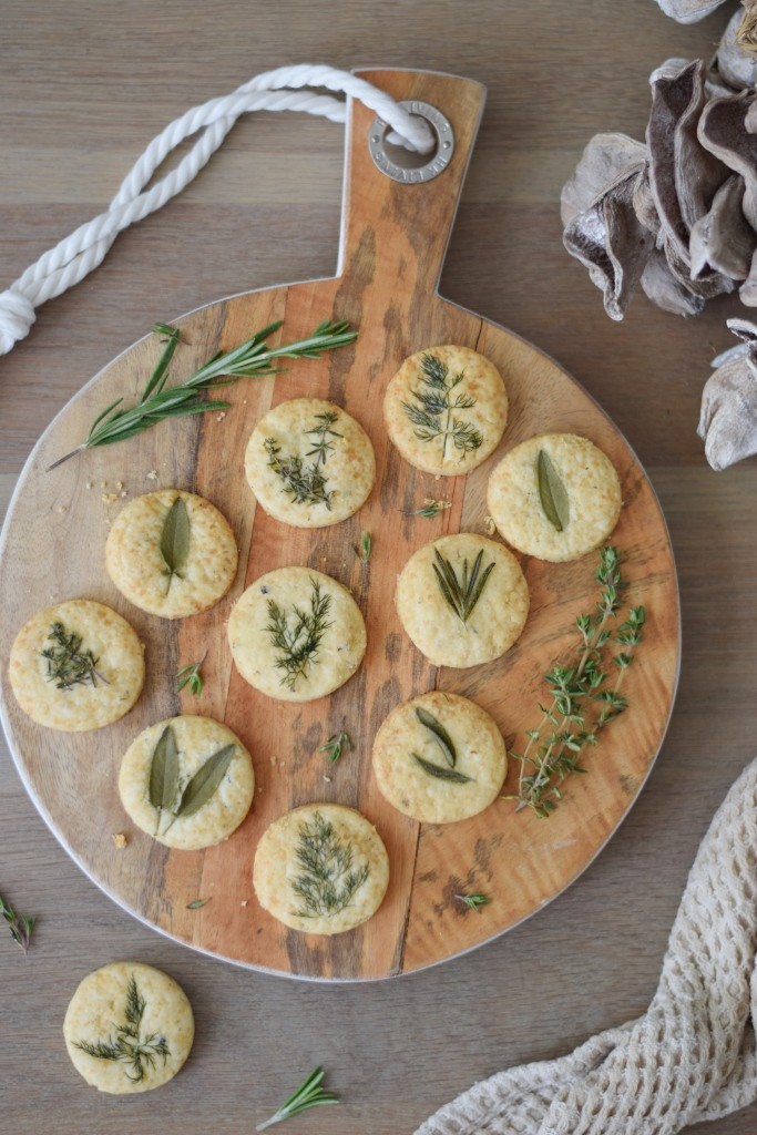 Herzhafte Kekse mit Kräutern und Parmesan - perfekt zu Bier und Wein