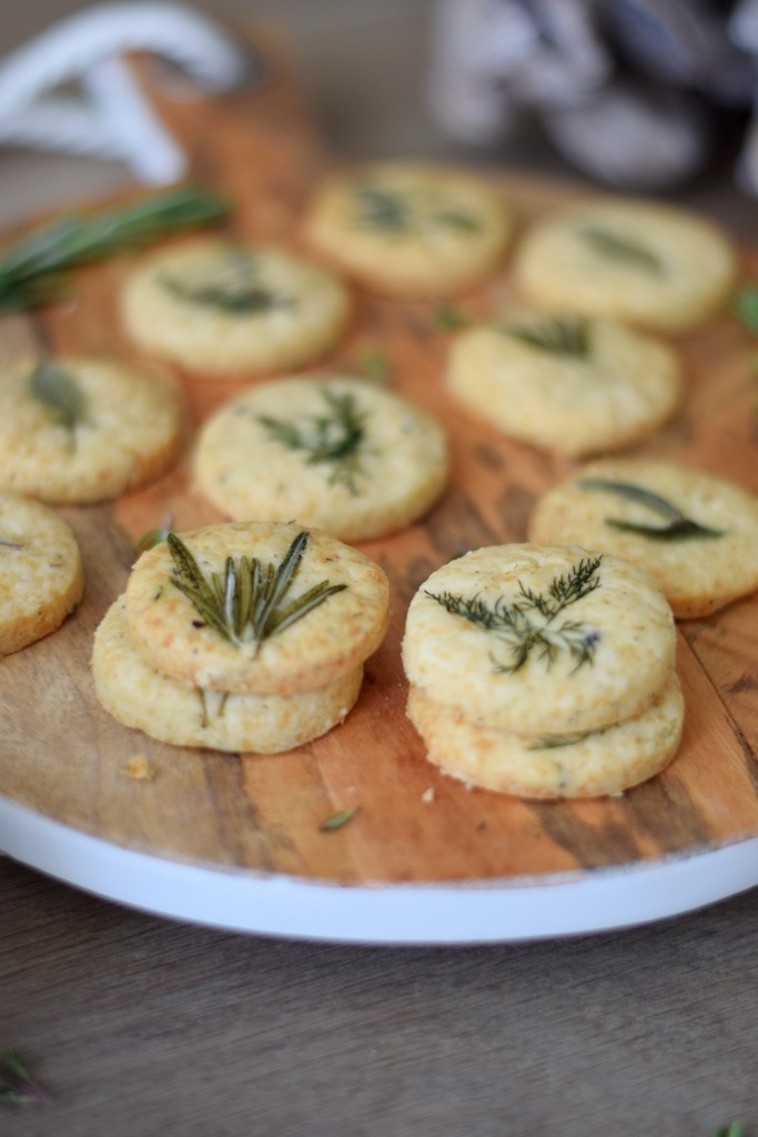 Es ist angerichtet! Kräuterkekse mit Parmesan, verziert mit frischen Kräutern