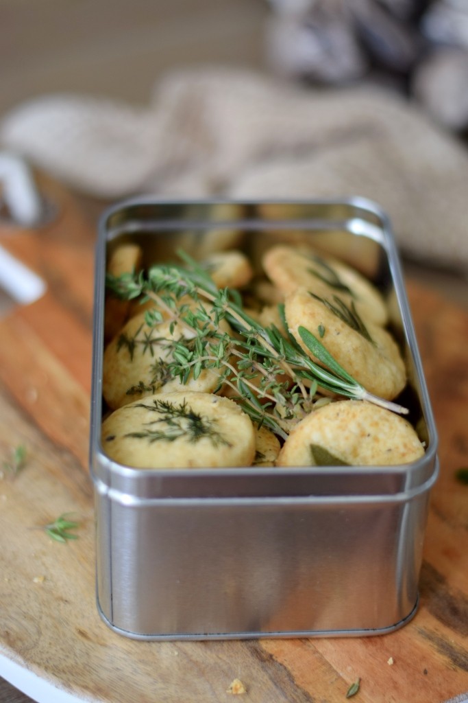 Eine Keksdose voll Glück: Kräuterkekse mit Parmesan - die passen das ganze Jahr über!