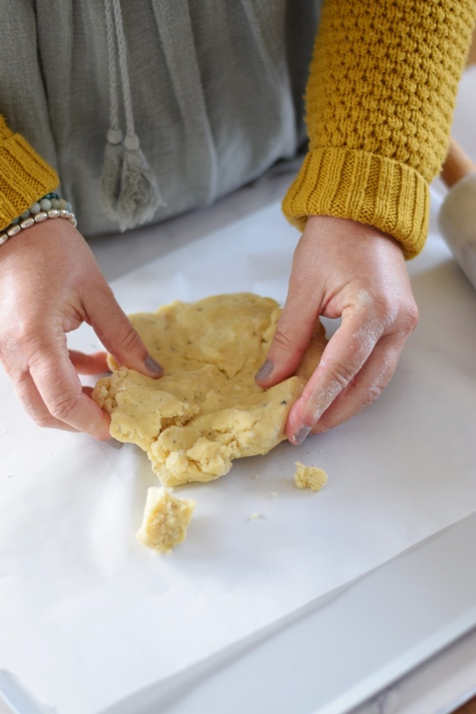 Teig vorbereiten für die Kräuterkekse mit Parmesan