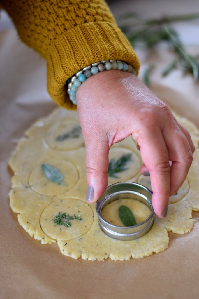 Jetzt wird ausgestochen - Kekse mal in herzhaft mit Kräutern und Käse