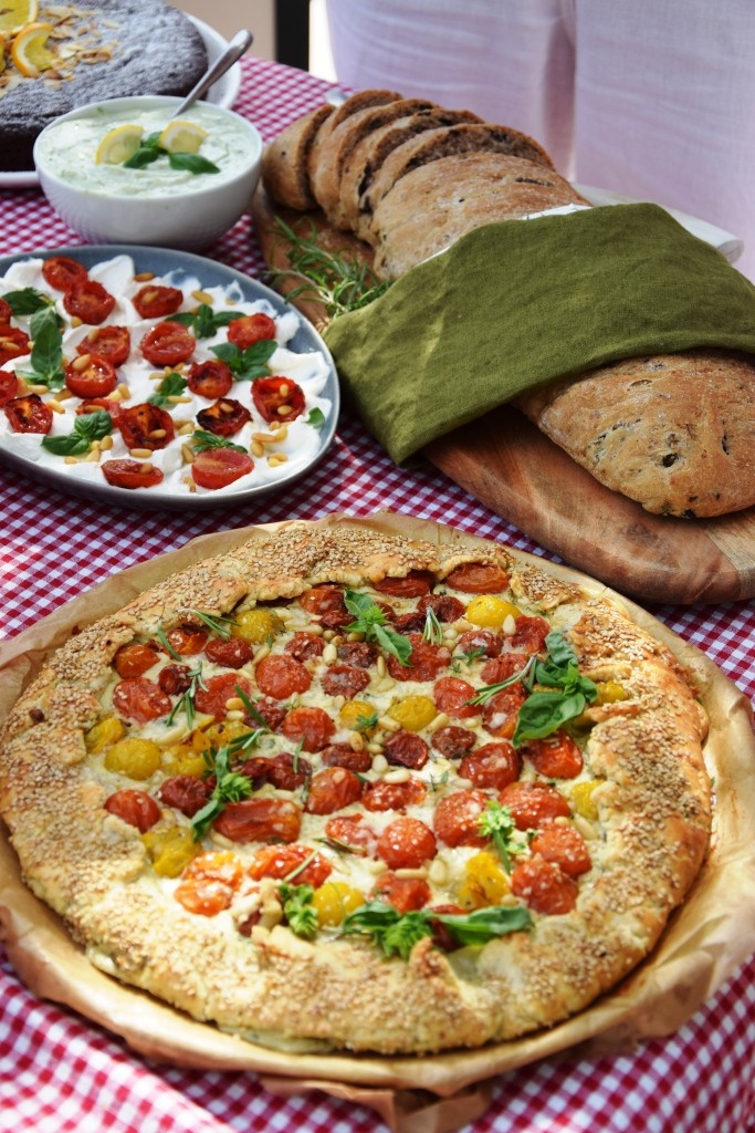 Tomatengalette, Olivenbrot und Dip - italienisches Sommerfest