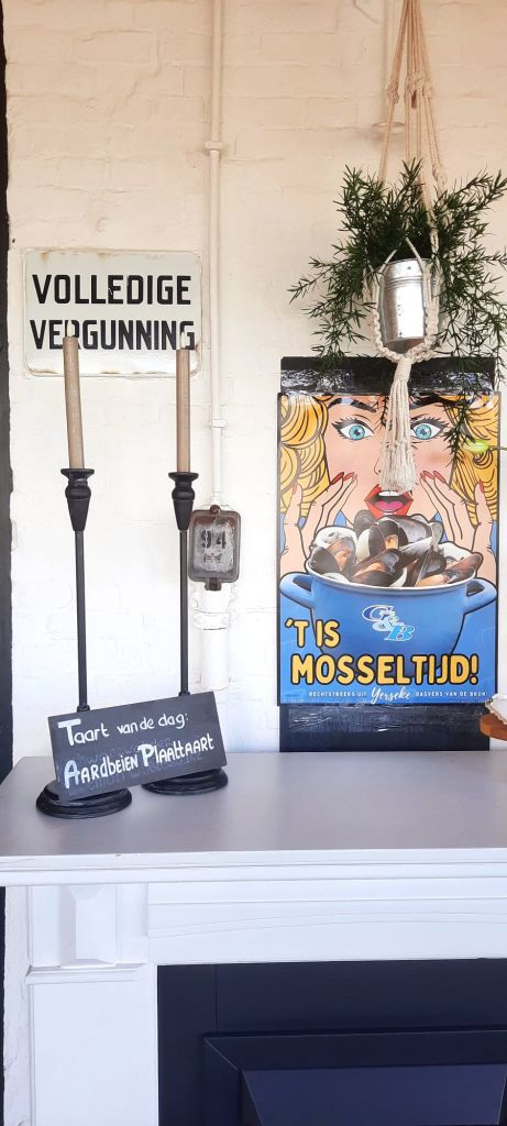 Schild "Muschelsaison" im Restaurant in Zeeland