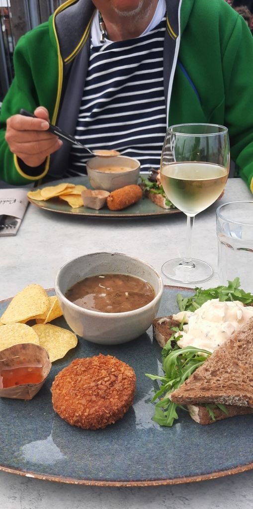 Typisch niederländisches Lunch "12 Uurtje" am Hafen von Stavenisse