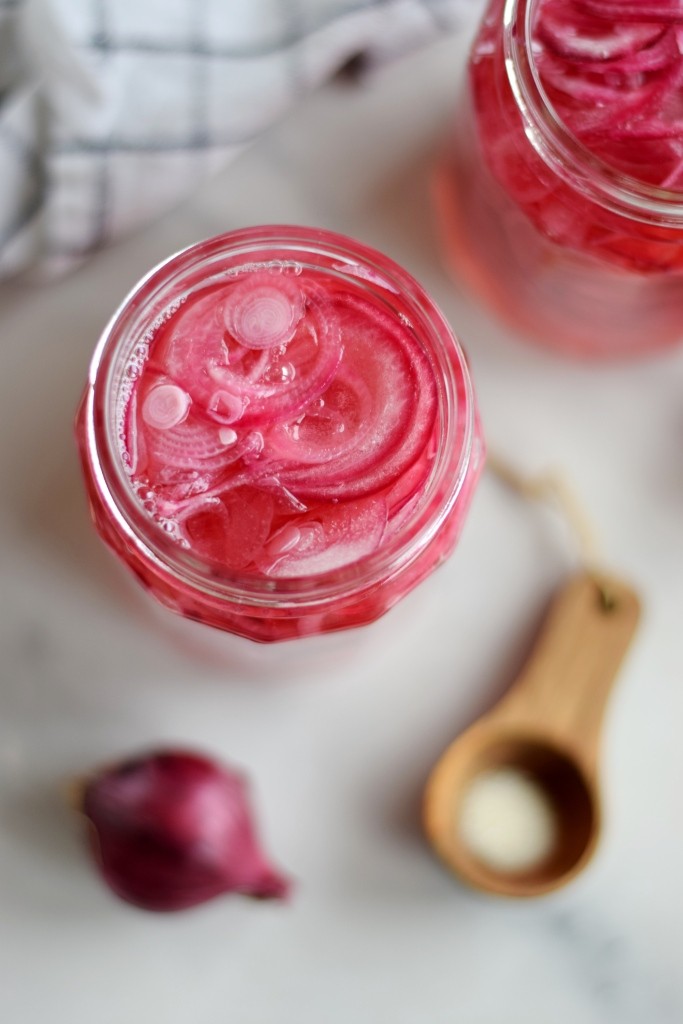 Eingelegte rote Zwiebeln / pink onions 