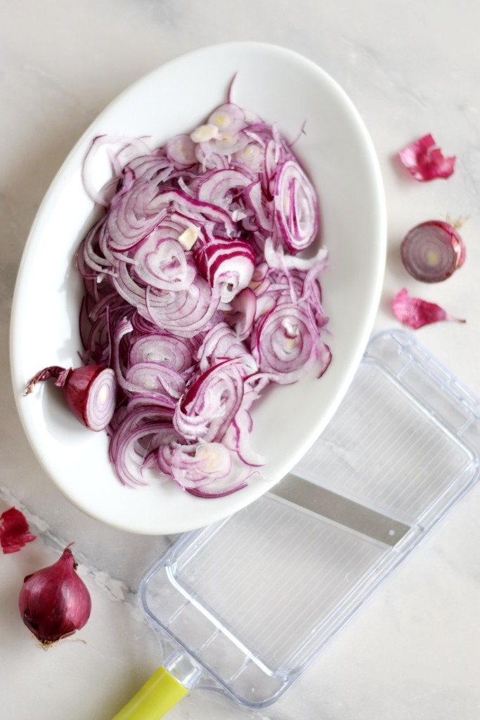 Gehobelte Zwiebeln für die pinkfarbenen eingelegten Zwiebeln